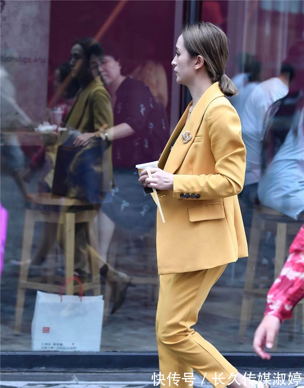 职场|黄色小西服套装,搭配尖头猫跟鞋,职场风格搭配