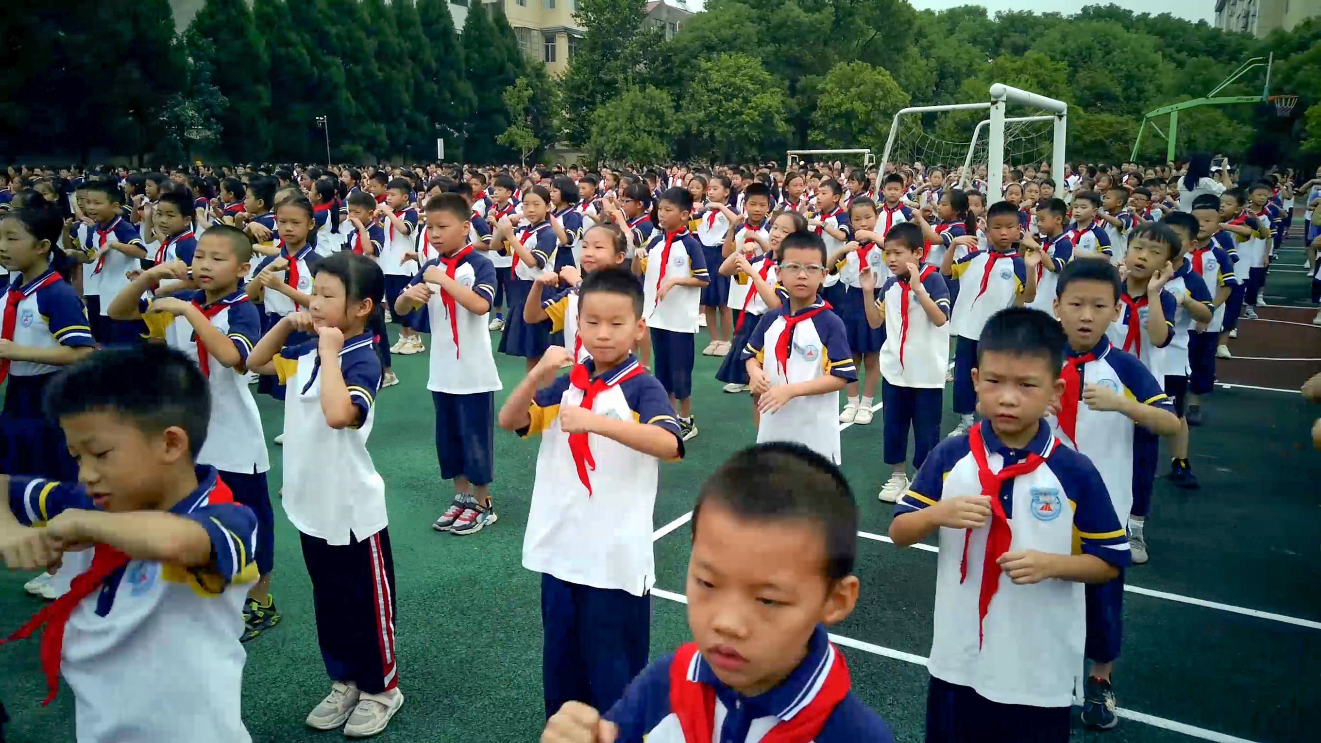 教师节|千名学生齐跳手势舞 感恩老师辛勤育桃李