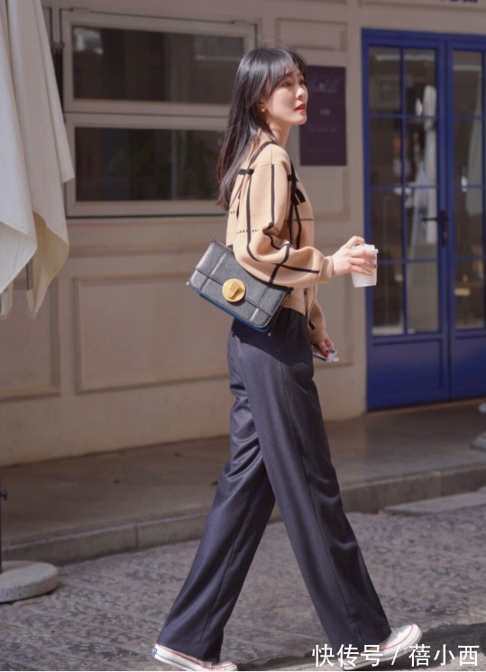 乐福鞋 终于明白“奶奶衫”为什么是2022最火单品,简约耐看还显瘦,超美