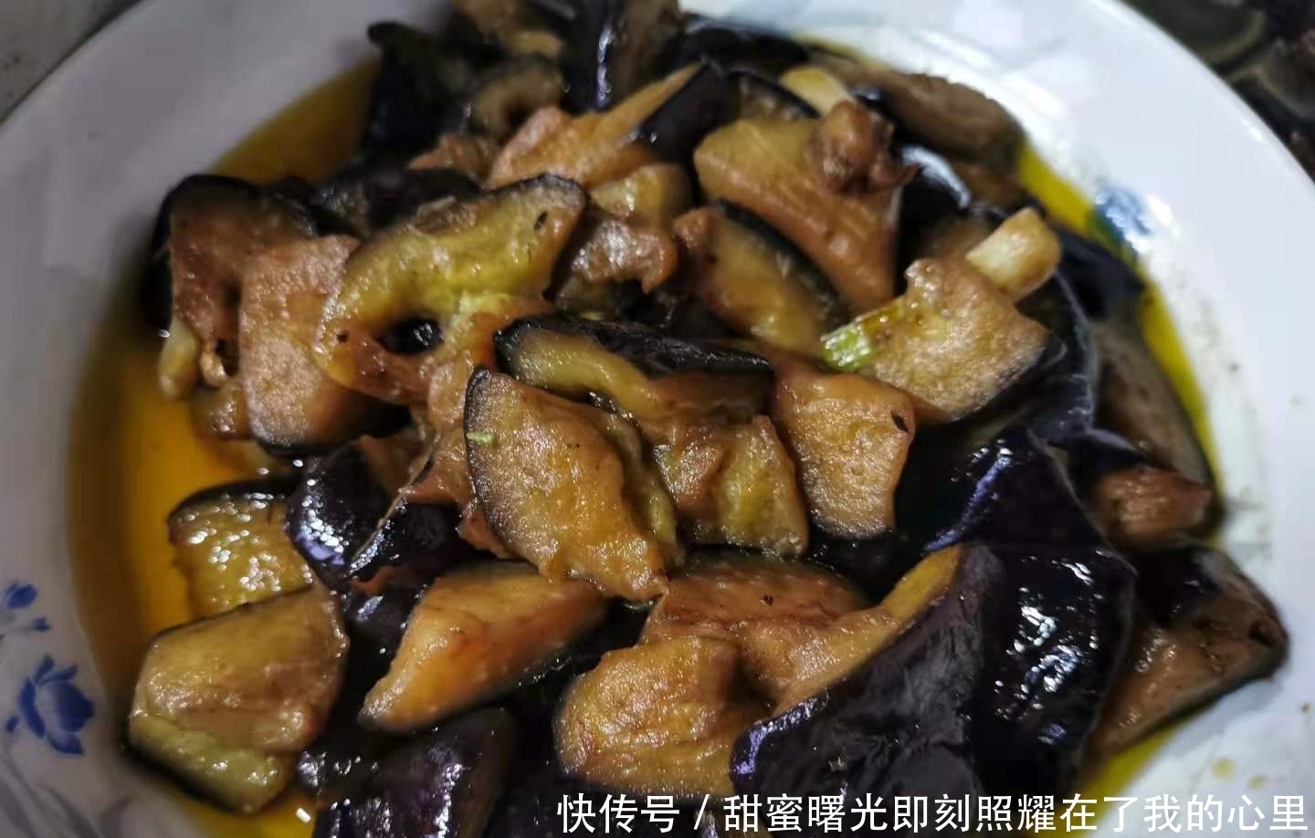 老家的年夜饭，14道家常菜摆满了八仙桌，8道热菜中只有2道是蔬菜