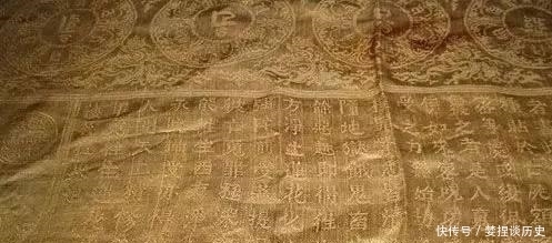 盗墓者有眼无珠,竟将墓中最有价值的稀世珍宝随手丢弃,置之不取