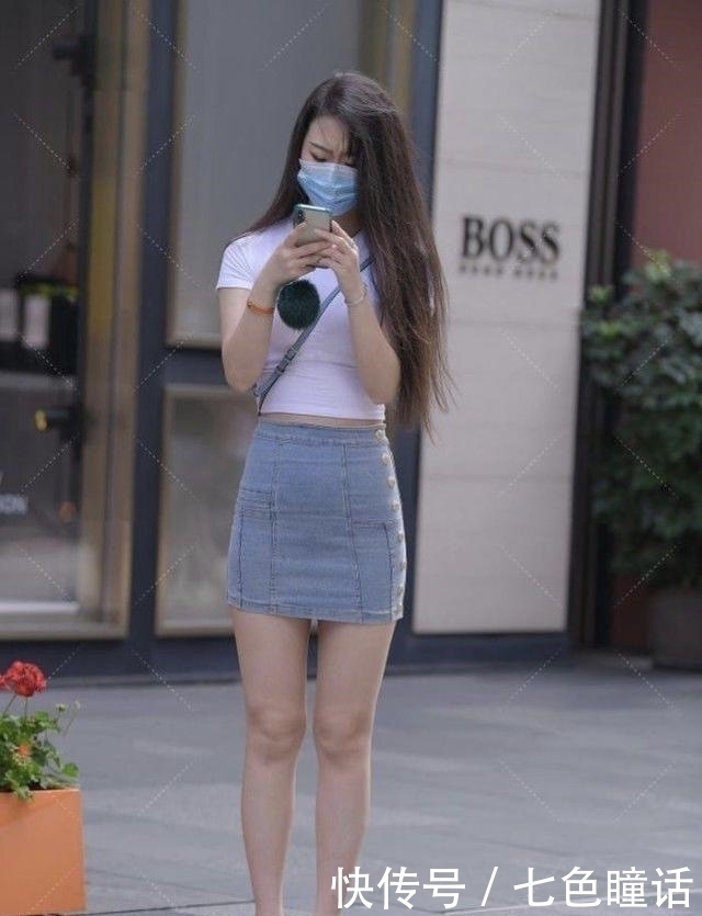 白色短袖搭配浅蓝色修身牛仔裙,青春靓丽,自信大方