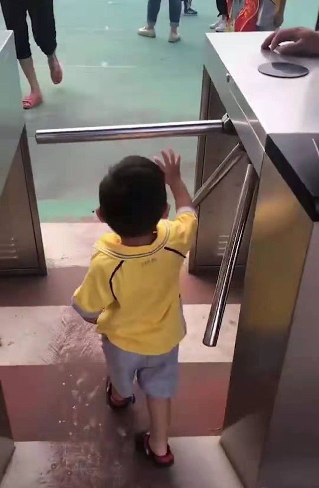 档杆|宝宝经常放学后喊后脑勺疼,妈妈“实地考察”找出原因,网友笑喷