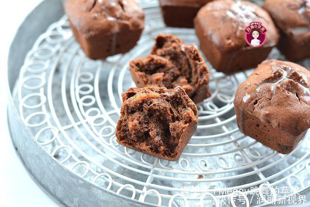 出炉|夏天想吃蛋糕别愁,2个鸡蛋做12个小蛋糕,15分钟出炉,省心快手