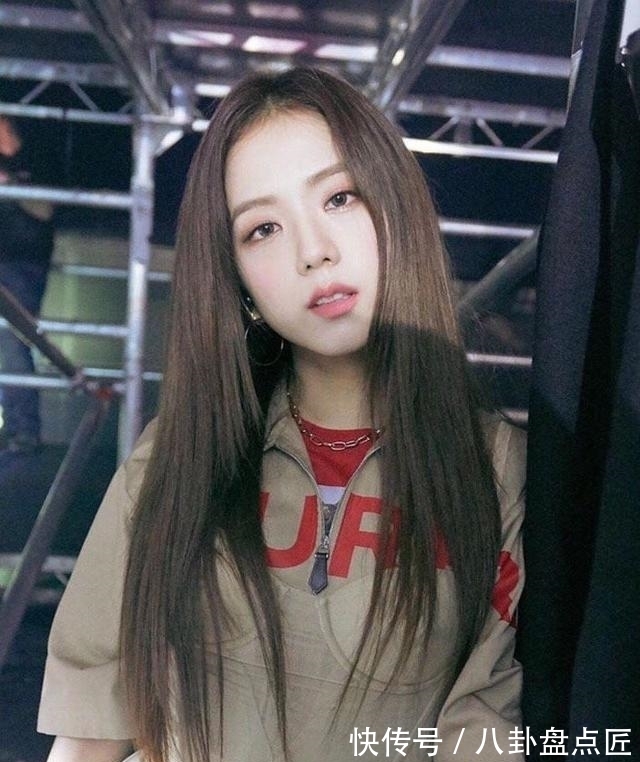 街拍|吴宣仪尴尬撞衫，内衣外穿被评输了，幸好“漫画腿”从来不输！