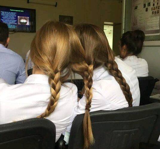 |搞笑图片幽默段子笑话两姐妹感情不错啊,辫子都扎一起了呢