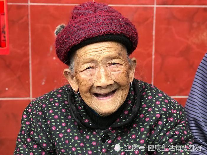 109岁老人,骨骼年轻仅50岁,长寿秘诀不是多锻炼,而是这3件事