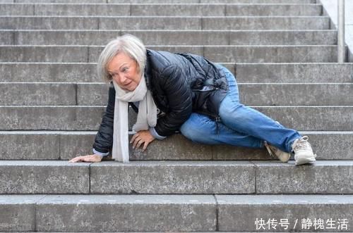 膝关节|人老腿先衰！提醒：这4个常见的伤膝盖行为，以后别再做了