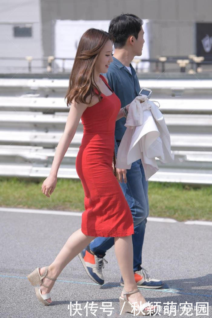 连衣裙省心实用，选择适合自己的配色和裙型，造型想不变优雅都难