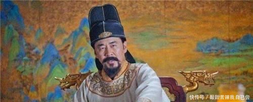 熊孩子贪玩爬上龙椅,皇帝:好玩吗?孩子机智回答6字,顺利登基!