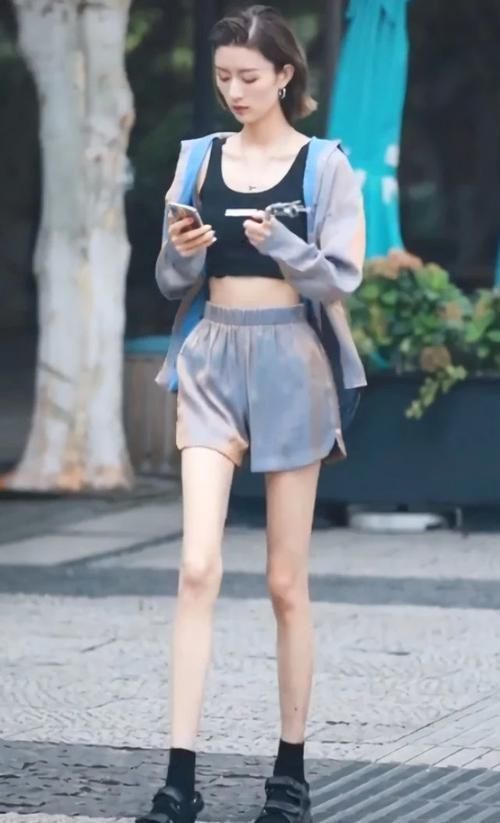 太细|小姐姐的腿太细了吧,裤脚都能塞她2条腿,我承认我羡慕了