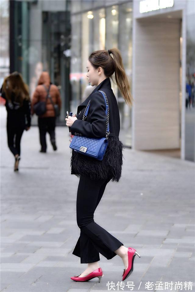 喇叭裤 街拍:尖头细跟鞋搭配,细跟高度很重要,款式选择也不能忽视