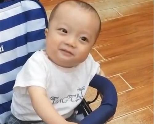 成熟|1岁萌娃“眼神”走红,姿态如40岁大叔,网友成熟与年龄无关