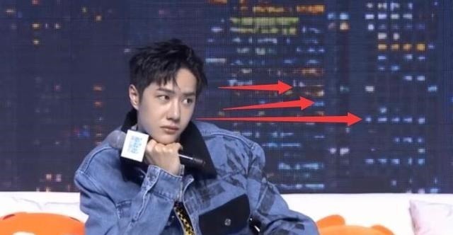 王一博衣服不合身还咳嗽,主持人挖坑被揭穿,谁注意王一博表情