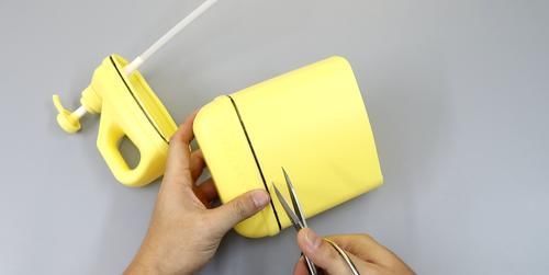 大洗洁精瓶子简单切两刀,制作一个电熨斗,简单实用