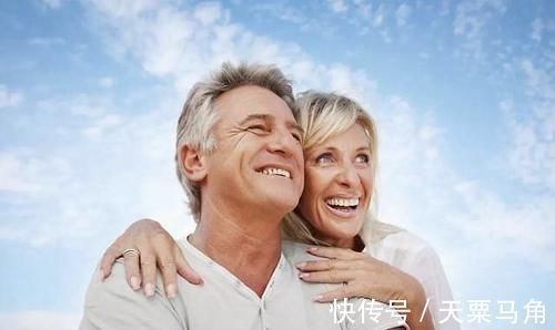 中老年人|人一天走多少步才不伤膝盖?听从2个建议,放心走吧