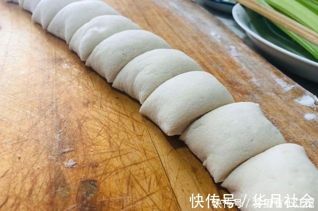 花卷这样做一点不费事,只需一根筷子轻松搞定好看形状,松软好吃