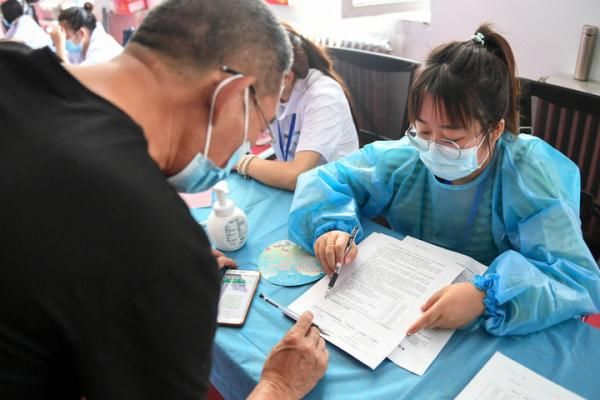 贺青华|中国积极推进新冠疫苗接种