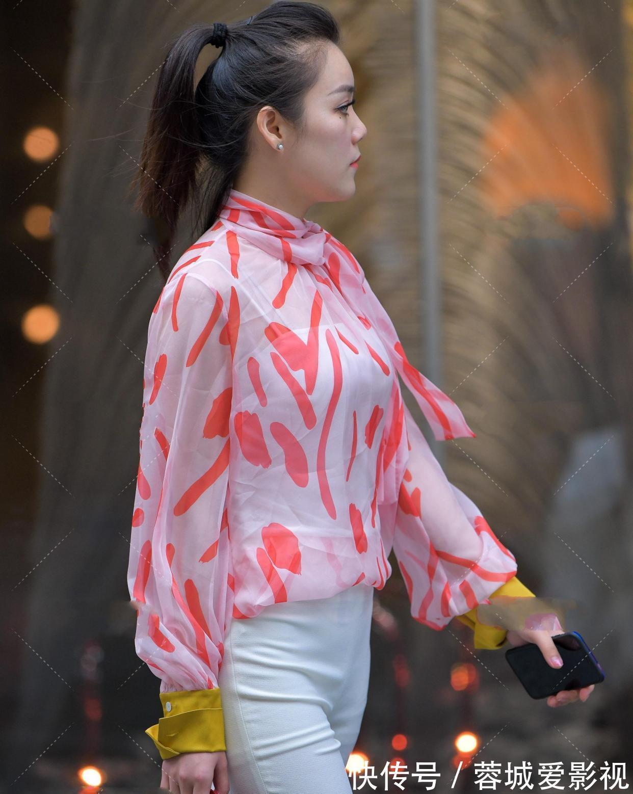 女性 粉印花网纱与白色吊带搭配,吊带过于暴露,只穿一个网纱罩即可