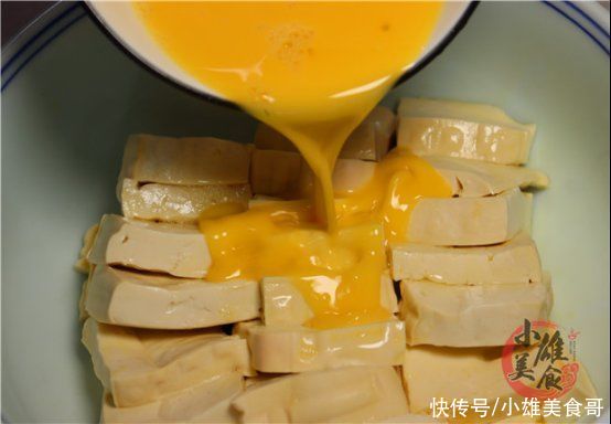 跟着我一起|豆腐里打2个鸡蛋，没想到这么好吃，我家一周吃7次都嫌少，过瘾