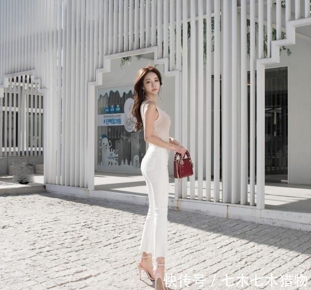 小姐姐搭配紧身牛仔裤,时尚洋气显瘦,纤细腰线魅力无限