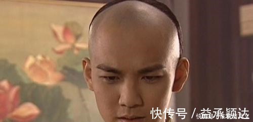 黄花$上联“水本无愁，因风皱面”，一少年随口对出下联，后高中状元！