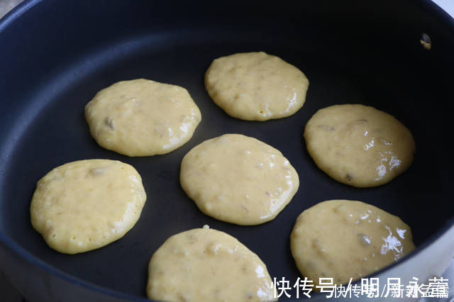 夏天就馋这懒人早餐,不加盐不加油,2分钟出锅,比蛋糕还好吃