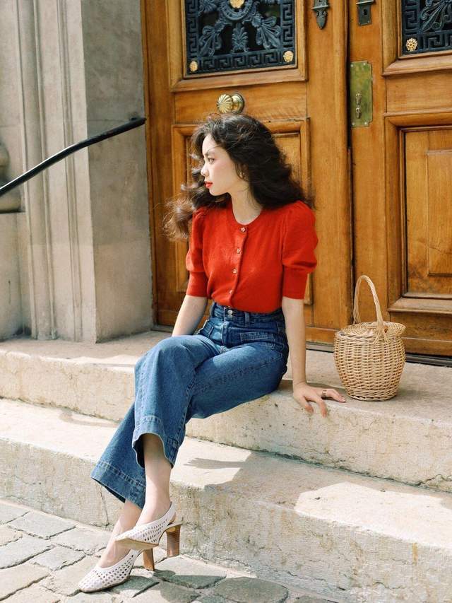 穿搭|秋季保暖怎么穿?不如试一试针织衫+牛仔裤,复古时髦又舒适