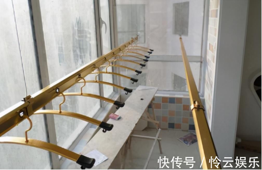 晾晒|越来越多人阳台这样装晾衣杆，太聪明了，节省地方又好看