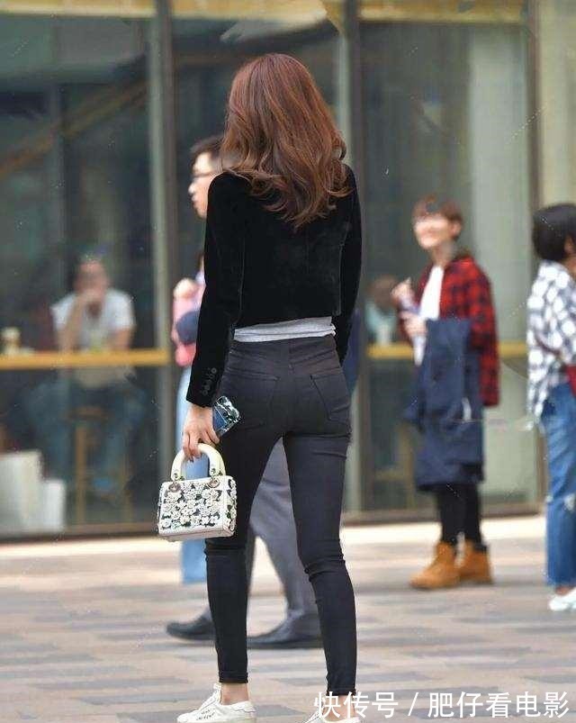 小姐姐 穿着一身打底裤的小姐姐,造型个性又有时尚感,好有创意!