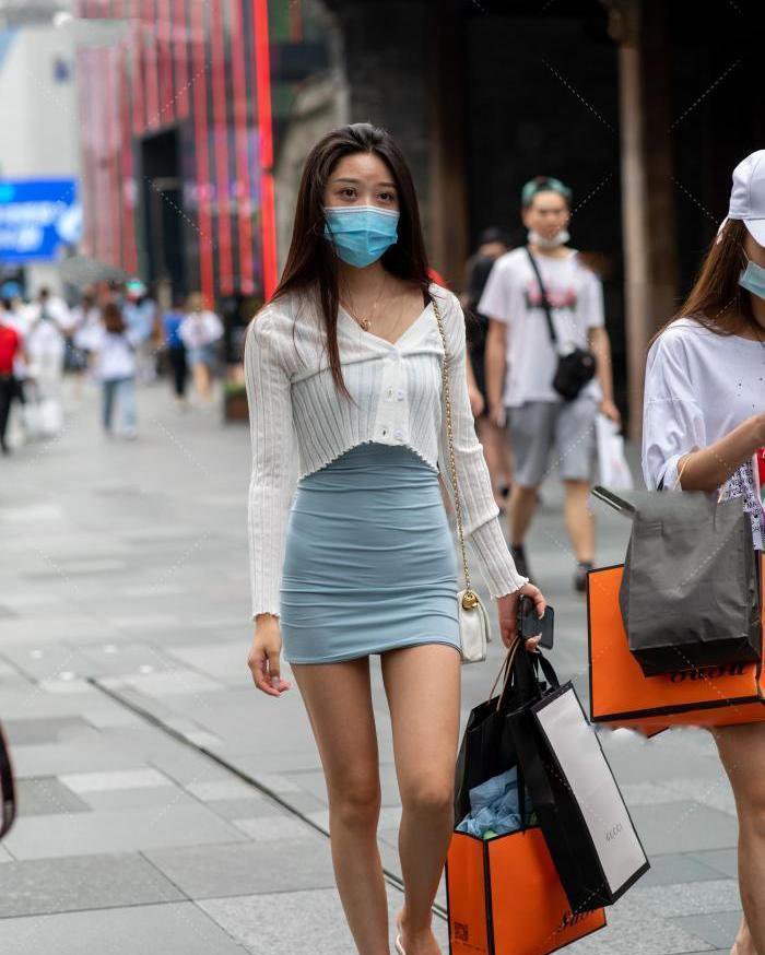 雾霾蓝紧身裙搭配白色针织衫，性感时尚，温柔可爱