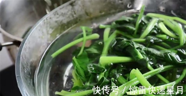 菠菜别再炒着吃了,端上桌味道鲜美,色泽碧绿,营养又解馋!