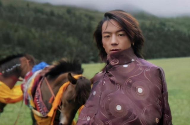 选秀节目|丁真所在国企拒绝他参加选秀和综艺，他的爆红是偶像文化的反噬