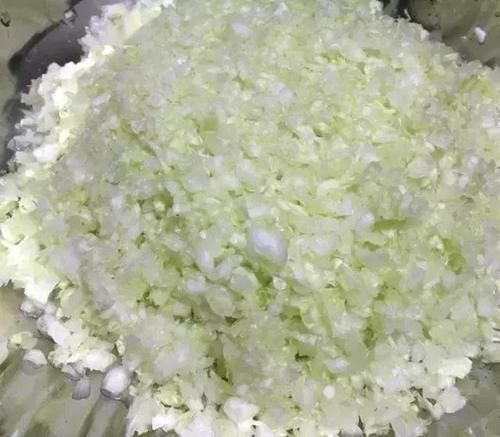 搅拌均匀|拌饺子馅，关键在于用生油还是熟油，用对了馅香四溢，饺子贼好吃