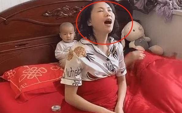 宝妈|一家三口睡觉走红:爸妈装疯卖傻,好一对“戏精”,宝宝一脸茫然