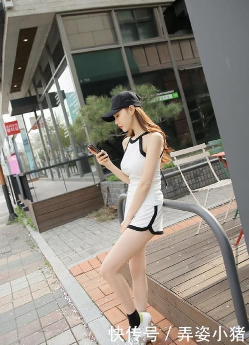 时尚尤物玲珑有致,黑色的点缀,让美女很惊艳