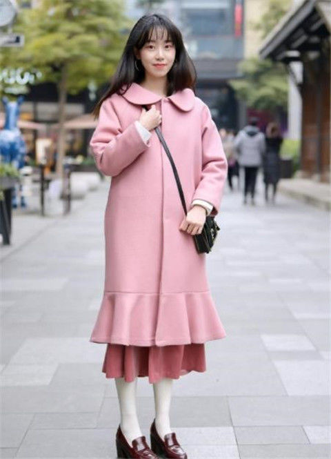 街拍:美女齐肩短发穿衬衫裙,气质温文尔雅,楚楚动人