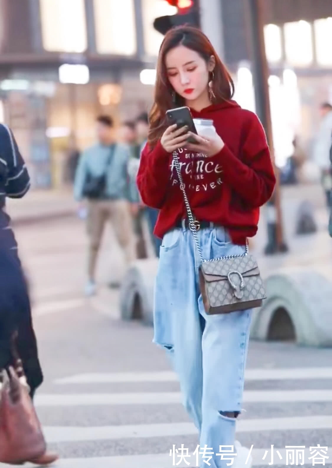 校草|建议学生党:卫衣下别搭小脚裤了,太普通!试试这么穿,迷倒校草