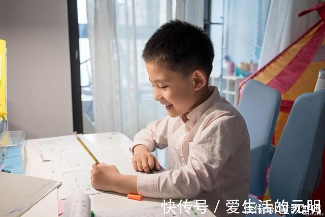 写字|7岁女孩左右手写字,学霸男生更进一步,左右手写字内容还不同