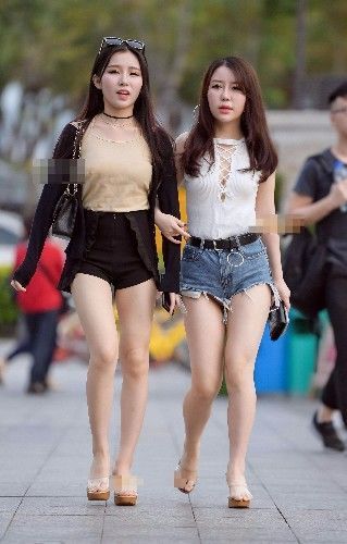 街拍:积累搭配的小姐姐,经验丰富,燃起火辣时尚的热情