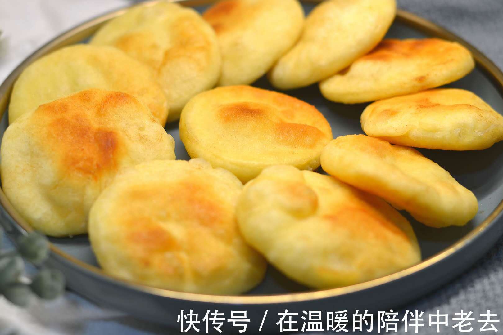 这小饼一上桌，儿子一口气吃10个还说没吃够，柔软咸香，太好吃！