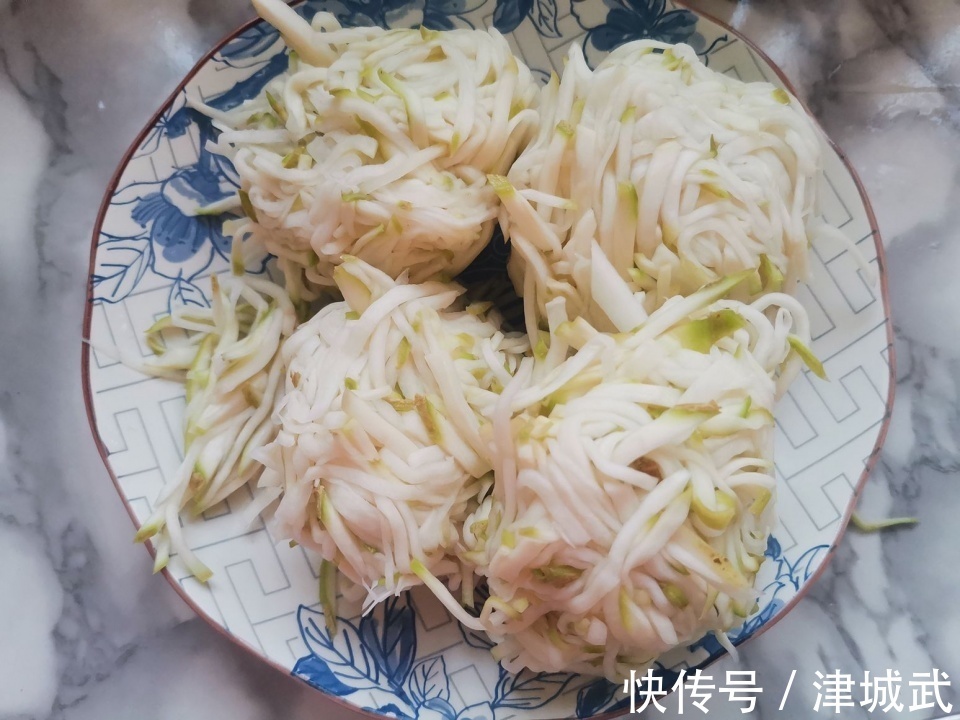 这碱性食材1块钱一斤，比萝卜还养人，拌拌吃一冬也不坏，杀菌防感冒
