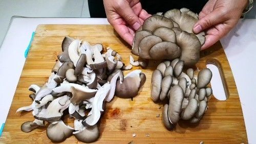 炸蘑菇时，直接挂糊是不对的，多加一步，蘑菇外酥里嫩嚼着比肉香