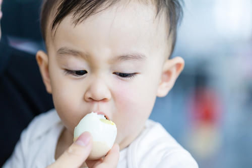 辅食|8个月孩子吃黄骨鱼过敏长湿疹，营养师：5类易过敏食物不宜做辅食