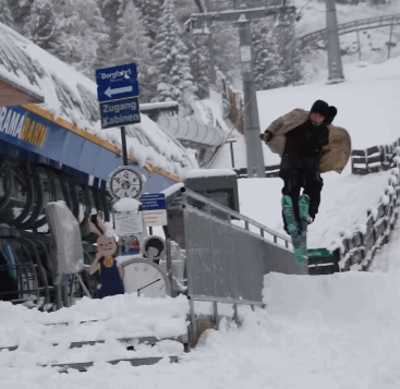 |搞笑GIF段子:姑娘,你这衣服,可真特别,挺环保的.......