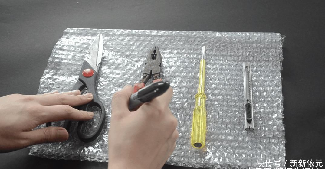 快递箱里的气泡垫别扔了, 没想到它作用这么大, 家家户户用的到