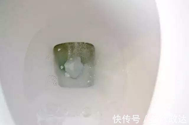 小苏打+|马桶水箱里放这个东西，再也用不到马桶刷了，好神奇啊