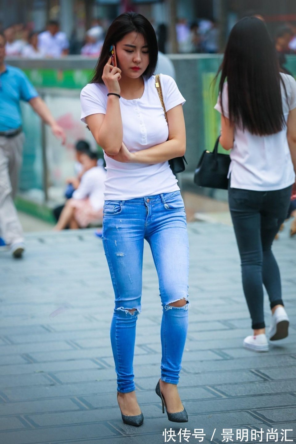 美丽 时尚的穿搭,白色短袖衫配黑色网纱裤,清凉美丽又优雅大方