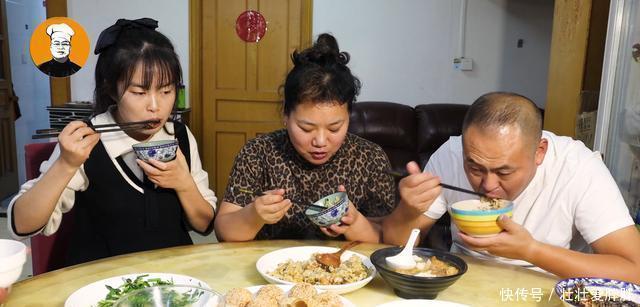  绝活|鸡蛋液倒入大米里面，原来这么好吃，老保姆的拿手绝活，太解馋了