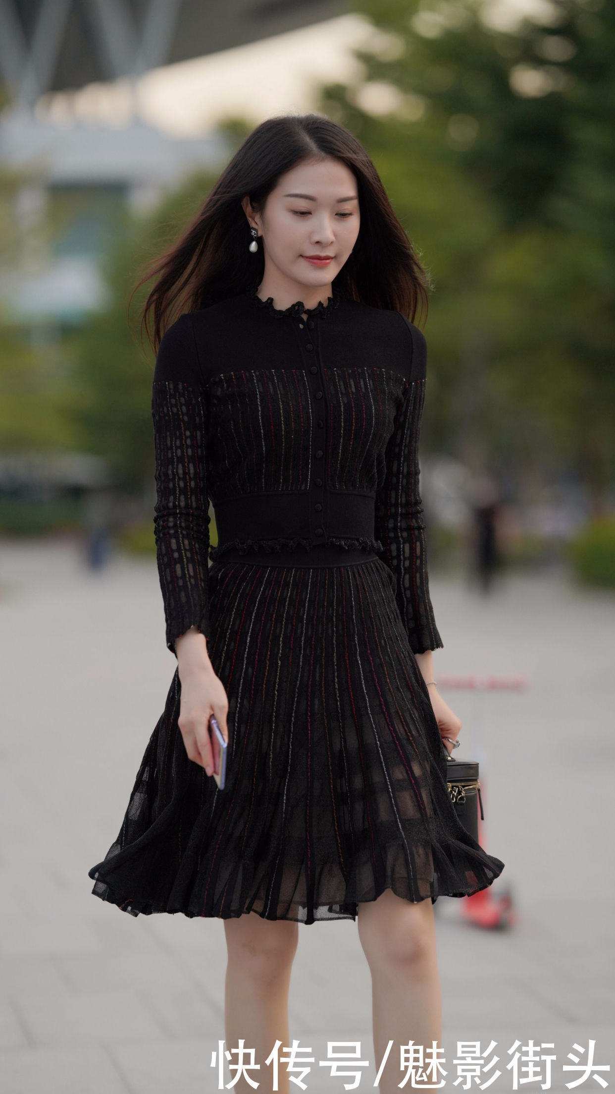上衣|套装更适合职业女性,美女选择黑色两件套裙子,轻松穿出精致效果